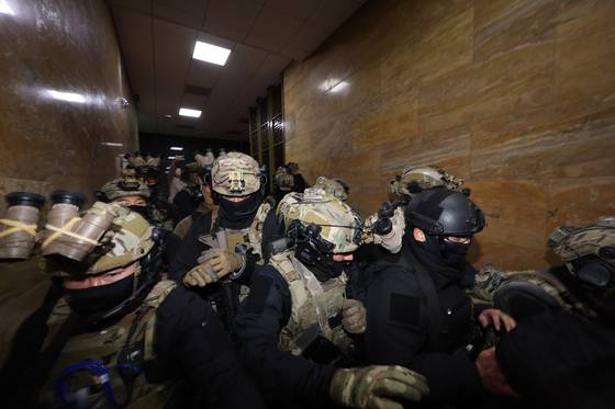 지난해 12월 3일 당시 윤석열 대통령이 저녁 비상계엄을 선포한 가운데 4일 밤 서울 여의도 국회 내부로 계엄군이 진입하고 있다. 뉴시스