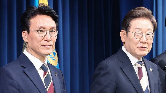 (서울=뉴스1) 허경 기자 = 이재명 대통령이 4일 서울 용산구 대통령실 청사 브리핑룸에서 국무총리와 국정원장, 대통령 비서실장 등 인선발표를 하고 있다. 국무총리 후보자로는 김민석 국회의원, 국정원장 후보자로는 이종석 전 통일부장관이 지명됐다. 대통령 비서실장으로는 강훈식 국회의원, 안보실장에는 위성락 국회의원이 임명됐고, 경호처장은 황인권 전 육군 대장, 대변인은 강유정 국회의원이 임명됐다. 2025.6.4/뉴스1