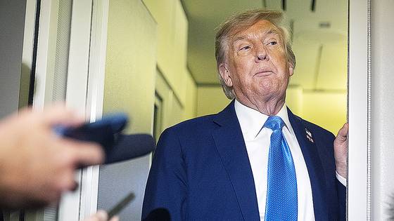 도널드 트럼프 대통령이 16일(현지시간) 밤 캐나다 캘거리에서 메릴랜드주 앤드루스 합동 기지로 향하는 에어포스원에서 기자들의 질문에 답하고 있다. AP=연합뉴스