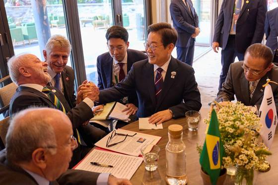 이재명 대통령과 루이스 이나시우 룰라 다시우바 브라질 대통령이 17일(현지시간) 캐나다 앨버타주 캐내내스키스 주요 7개국(G7) 정상회의장에서 한·브라질 정상회담을 하고 있다. 대통령실사진기자단