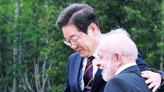 이재명 대통령이 17일(현지시간) 캐나다 앨버타주 카나나스키스 주요 7개국(G7) 정상회의장에서 기념 단체 사진을 촬영한 뒤 루이스 이나시우 룰라 다시우바 브라질 대통령과 인사를 하고 있다. 대통령실사진기자단