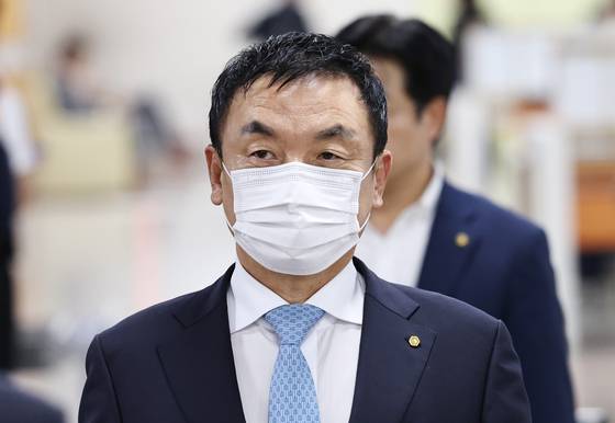 권오수 전 도이치모터스 회장이 지난해 9월 서울 서초구 서울고등법원에서 열리는 도이치모터스 주가조작 관련 항소심 선고공판에 출석하고 있다. 뉴스1