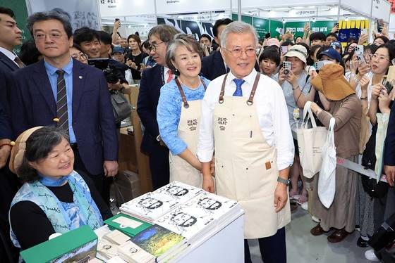 (서울=뉴스1) 박정호 기자 = 문재인 전 대통령과 김정숙 여사가 18일 오후 서울 강남구 삼성동 코엑스에서 열린 2025 서울국제도서전을 찾아 평산책방 부스에서 환하게 미소 짓고 있다. 2025.6.18/뉴스1