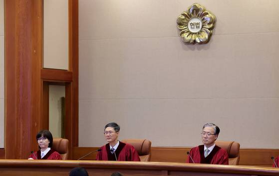 문형배 전 헌법재판소장 권한대행이 지난 4월 4일 오전 서울 종로구 헌법재판소 대심판정에서 윤석열 전 대통령 탄핵심판 인용 결정문을 낭독하고 있다.  이날 헌법재판소는 재판관 전원 일치 의견으로 윤 대통령 파면을 결정했다. 뉴스1