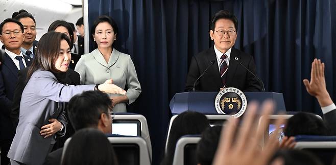 G7 정상회의 참석을 위해 출국한 이재명 대통령이 16일 캐나다로 향하는 공군 1호기에서 기자간담회를 진행했다. 이 대통령이 취임하고 처음으로 이뤄진 기자간담회로, 예정에 없다 즉석에서 진행된 것으로 전해진다. 이날 기자간담회에서 이 대통령은 약 18분 간 기자 6명의 질문을 받았다. /공동취재