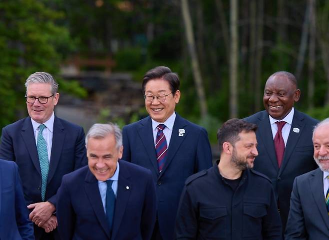 ▲ &nbsp;이재명 대통령이 17일(현지시간) 캐나다 앨버타주 캐내내스키스 G7 정상회의장에서 G7 및 초청국 정상들과 기념촬영을 하고 있는 모습 [연합뉴스]&nbsp;