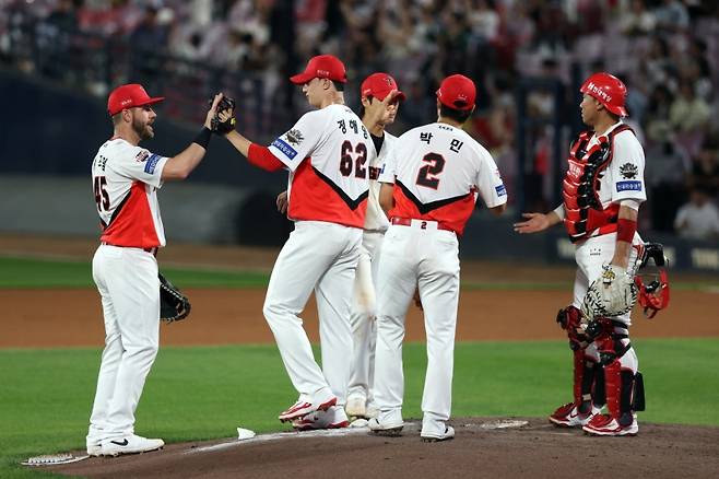 ▲ 18일 광주-KIA 챔피언스필드에서 열린 kt위즈와의 경기에서 승리한 선수단이 하이파이브 하는 모습 [KIA타이거즈]&nbsp;