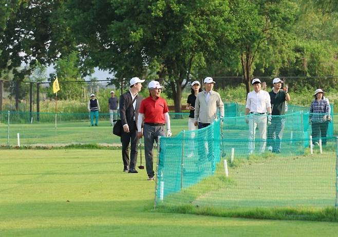 지난 17일 조성명 강남구청장(왼쪽에서 네번째)이 탄천 파크골프장 시설을 둘러보고 있다. 강남구 제공