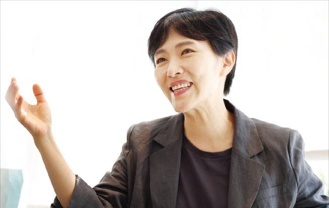 오는 25일 한경arte필하모닉과 서울 예술의전당에 오를 여자경 지휘자가 지난 17일 한국경제신문과 인터뷰하고 있다.  /이솔 기자