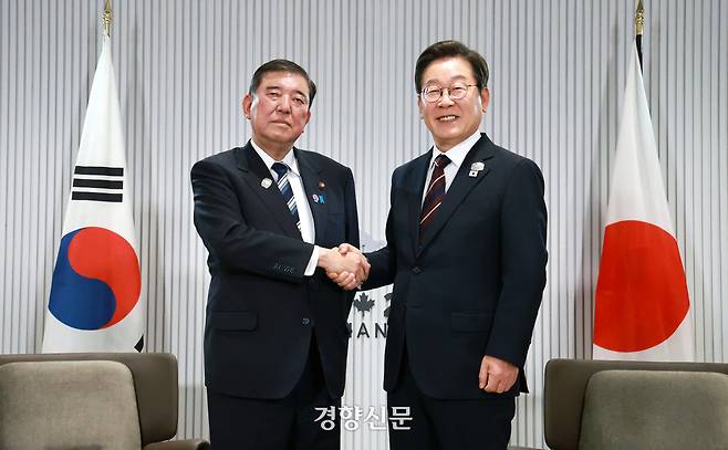 이재명 대통령과 이시바 시게루 일본 총리가 17일(현지시간) 캐나다 앨버타주 캐내내스키스 주요 7개국(G7) 정상회의장에서 열린 한·일 정상회담에서 악수하고 있다. 김창길 기자