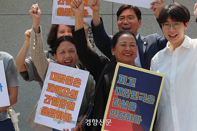 베트남전 당시 한국군에 의한 민간인 학살 피해자인 하미 마을 출신 응우옌티탄(왼쪽부터), 퐁니 마을 출신 응우옌티탄(동명이인)이 18일 서울 서초구 대법원 앞에서 열린 기자회견에서 구호를 외치고 있다. 정효진 기자