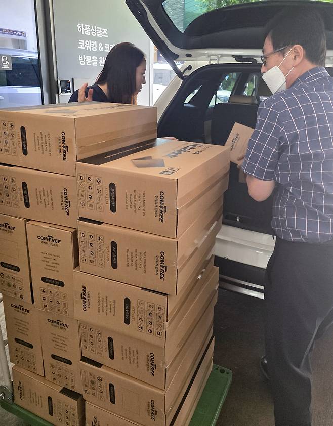 장비도 착착 민중기 특별검사팀 관계자들이 18일 임시 사무실에 노트북 박스를 옮기고 있다. 연합뉴스