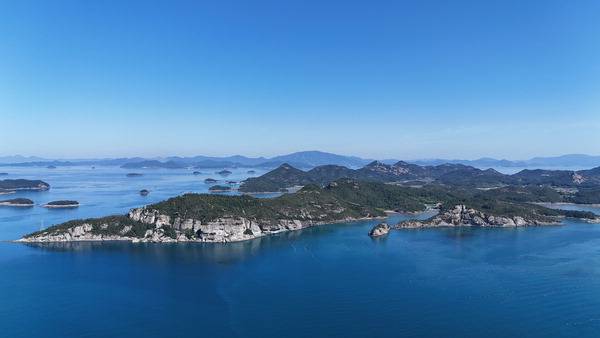 전남 완도군 금당도에 조성한 금당팔경 길에서 8코스 적벽청풍길을 걸었다. 두 개로 뻗어 나간 반도에서 왼쪽으로 길게 뻗은 능선의 천길 벼랑이 금당적벽이며 오른쪽은 교암청풍이다. 그 앞에 작은 바위는 가마바위이다. 금당적벽과 교암청풍 뒤로 봉자산 오봉산 삼랑산 금당산 공산이 둘렀고 멀리 가운데 장흥의 천관산이 보인다(드론 촬영).