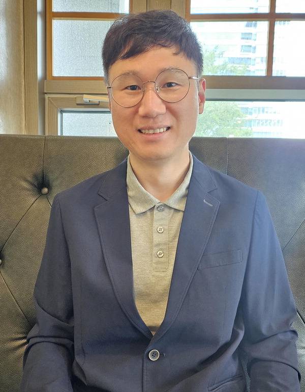 부산경찰청 반부패경제범죄수사대 소속 임형준 경사가 18일 100번째 헌혈을 마친 소감을 이야기하고 있다.