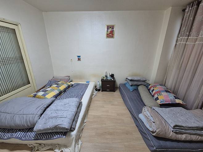 Sokkoko Han, a foreign worker at a subcontractor of a major shipyard in Geoje, South Gyeongsang, shares a two-room apartment with two colleagues from the same country. [JOONGANG ILBO]