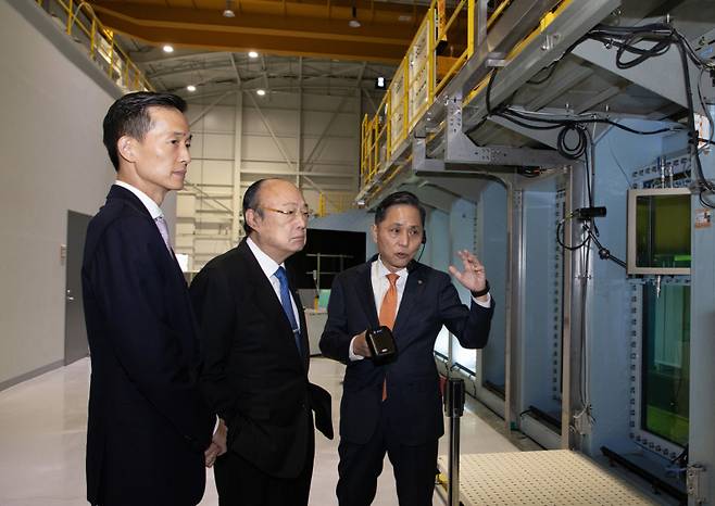 김승연 한화그룹 회장(가운데)과 김동관 부회장(왼쪽)이 지난해 11월 한화오션 시흥R&D캠퍼스의 상업용 세계 최대 공동수조를 방문해 시연을 지켜보고 있다. 한화그룹 제공&nbsp;