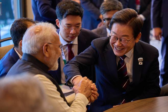 이재명 대통령과 나렌드라 모디 인도 총리가 17일(현지시간) 캐나다 앨버타주 캐내내스키스 주요 7개국(G7) 정상회의장에서 정상회담 중 손을 잡고 있다. 연합뉴스