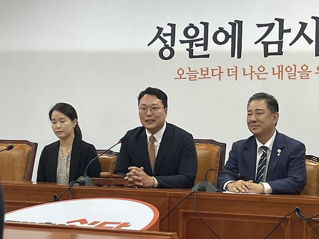 김병기 더불어민주당 당대표 직무대행 겸 원내대표(오른쪽)가 18일 서울 여의도 국회에서 천하람 개혁신당 원내대표를 예방했다. 양다경 기자