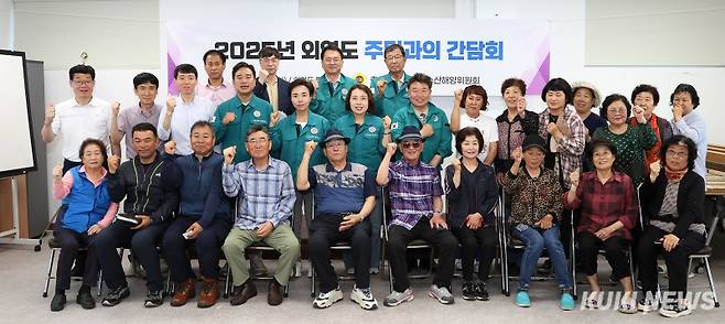 충남도의회 농수산해양위원회는 지난 17일과 18일 이틀간의 일정으로 서해 원거리 도서 지역 현장을 방문해 섬 지역 사업 추진 상황을 점검하고 발전 방안을 모색했다.&nbsp;