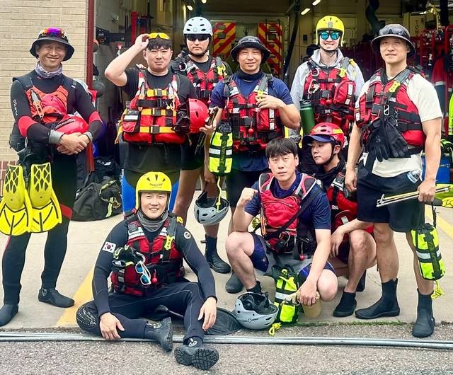 미국 콜로라도에서 13일(현지시간) 교통사고를 목격하고 구조 활동을 벌인 한국 소방대원들의 모습. 소방청 제공