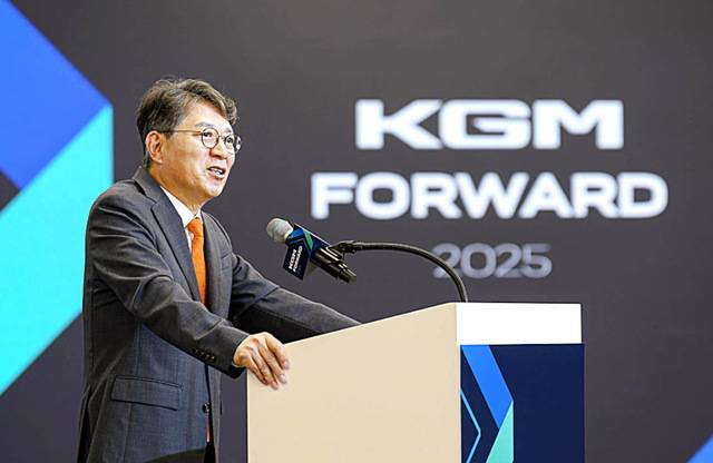 곽재선 KG그룹 회장이 17일 경기도 평택시 본사 디자인센터에서 열린 ‘KGM 포워드’ 행사에서 인사말을 하고 있다. KG모빌리티 제공