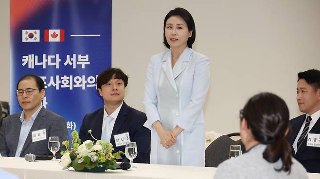 G7 정상회의에 참석하는 이재명 대통령과 함께 캐나다를 방문한 김혜경 여사가 17일(현지시간) 캘거리 한인회관에서 열린 캐나다 서부 동포사회와의 대화에서 인사말을 하고 있다. 연합뉴스