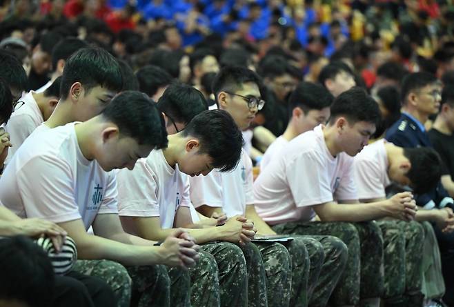 '2025 기독장병 구국성회' 참석 군 장병들이 18일 경기도 파주 오산리최자실기념금식기도원에서 기도하고 있다. 파주=신석현 포토그래퍼