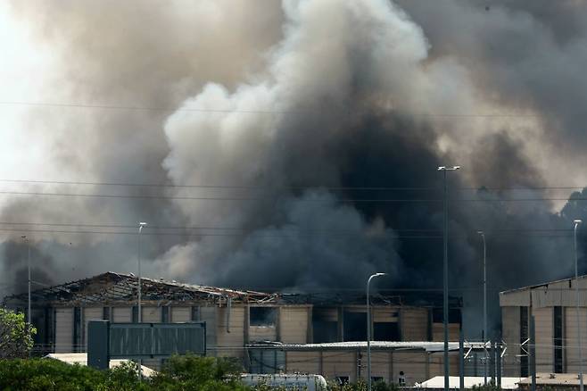이란의 미사일 공격 이후 연기가 피어오르는 모습이 18일 이스라엘 중부의 헤르츨리야에서 포착됐다. 이스라엘과 이란 간 공중 충돌은 5일째에 접어들었으며, 지금까지 이란에서 최소 244명, 이스라엘에서 24명이 사망한 것으로 알려졌다. 신화연합뉴스