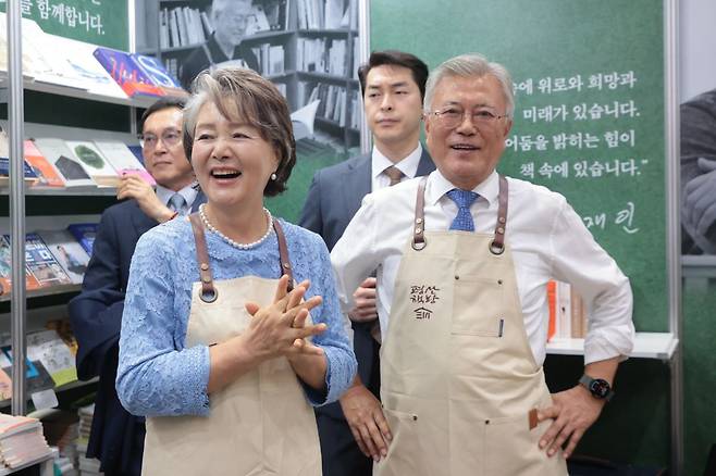 문재인 전 대통령이 18일 서울 강남구 삼성동 코엑스에서 열린 2025 서울국제도서전에서 평산책방을 찾은 독자들과 인사하고 있다. 연합뉴스