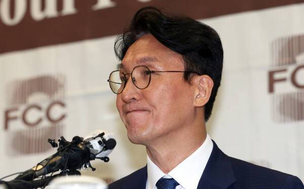 김민석 국무총리 후보자가 지난 17일 서울 중구 한국프레스센터에서 열린 외신기자 간담회에 참석해 질문을 듣고 있다. 연합뉴스