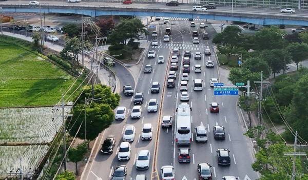지난 17일 오후 6시께 오산 운암사거리 전경. 동탄 방향에서 진입한 차량들로 본격적인 정체가 시작되고 있다. 독자 제공