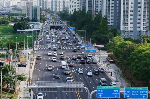 지난 17일 오후 6시께 오산 동부대로 전경. 동탄 방향에서 진입한 차량들이 오산시청과 경부고속도로 방향으로 진입하면서 동부대로에서 정체가 시작되고 있다. 독자 제공
