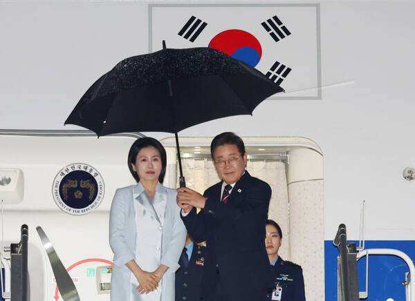 이재명 대통령과 김혜경 여사가 17일(현지시간) 51차 주요 7개국(G7) 정상회의 일정을 마치고 캐나다 캘거리국제공항에서 귀국하며 공군 1호기에 오르고 있다. 연합뉴스
