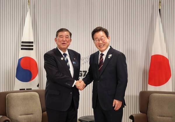 이재명 대통령과 이시바 시게루 일본 총리가 지난 17일(현지시간) 캐나다 앨버타주 캐내내스키스 주요 7개국(G7) 정상회의장에서 열린 한일 정상회담에서 악수하고 있다. 연합뉴스
