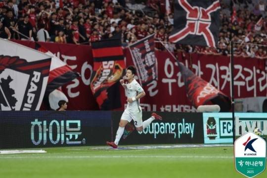 서울을 무너뜨린 강원 이상헌의 골 세리머니 모습. / 사진=한국프로축구연맹 제공.