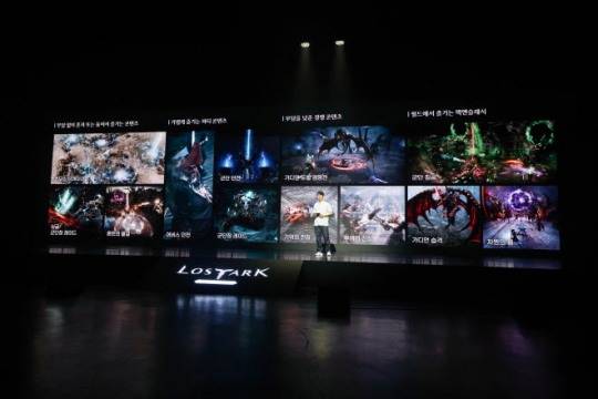 로스트아크 모바일 비전 프리뷰 라이브 현장. 전투 콘텐츠 로드맵을 소개하고 있다. 사진 제공 : 스마일게이트