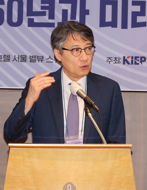 18일 동아시아연구원과 대외경제정책연구원이 개최한 '한일 국교정상화 60년과 발전 방향' 콘퍼런스에서 손열 동아시아연구원 원장이 기조강연을 하고 있다.  이충우 기자