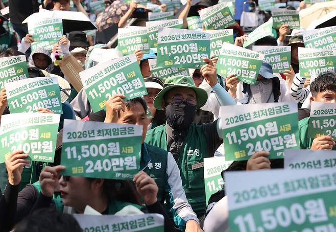 18일 서울 중구 서울지방노동청 앞에서 민주노총이 연 최저임금노동자 민주노총 공동파업대회에서 참가자들이 최저임금 대폭 인상 촉구 등의 구호를 외치고 있다. [사진 출처 = 연합뉴스]