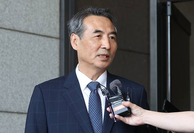 윤석열 전 대통령의 부인 김건희 여사에 대한 의혹을 수사할 민중기 특검이 18일 서울중앙지검장 직무대리인 박승환 1차장검사와의 면담을 마치고 중앙지검을 나서며 취재진 질문에 답하고 있다. [사진 출처 = 연합뉴스]