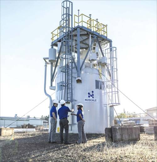 소형모듈원전(SMR)은 최근 AI 빅테크 기업들 사이서 에너지 해결원으로 떠올랐다. 사진은 뉴스케일파워 SMR 실물 크기 모형의 윗부분. (뉴스케일파워 제공)