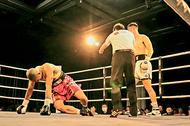 최종인이 2025년 6월 부산광역시 농심호텔 허심청 대청홀 특설링 사단법인 한국복싱커미션 라이트헤비급 챔피언 결정전 1라운드 윤종대를 다운시키자 주심이 코너로 이동할 것을 지시하고 있다. 사진=KBM