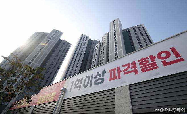 지난해 10월 8일 대구 서구 내당동 반고개역 푸르지오 아파트에 '1억 이상 파격 할인' 현수막이 걸려 있다.  대구도시철도 2호선 반고개역 초역세권인 이 아파트는 지난 2월 239가구 분양에 나섰으나 청약률이 저조해 미분양이 많이 남아 있다. / 사진=뉴스1 /사진=(대구=뉴스1) 공정식 기자