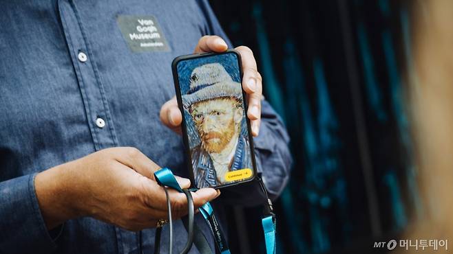 반고흐 미술관의 오디오 가이드 기기로 쓰이는 갤럭시 S25+를 사용 중인 모습. /사진제공=삼성전자