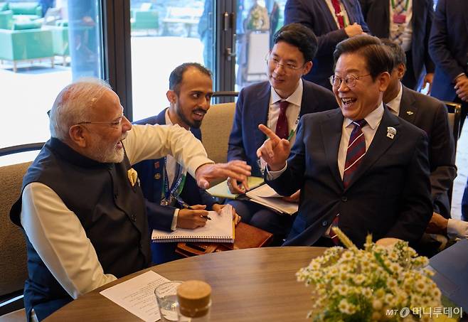 [카나나스키스(캐나다)=뉴시스] 최진석 기자 = 이재명 대통령이 17일(현지 시간) 캐나다 앨버타주 카나나스키스 주요 7개국(G7) 정상회의장에서 나렌드라 모디 인도 총리와 한-인도 정상회담을 하고 있다. (공동취재) 2025.06.18. myjs@newsis.com /사진=