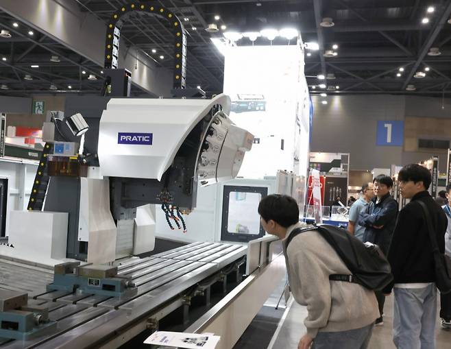 경기도 고양시 킨텍스에서 열린 2024 금속산업대전에서 관람객들이 CNC 머시닝 센터를 살펴보고 있다 2024.10.16. amin2@newsis.com /사진=뉴시스