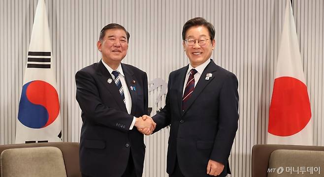 [카나나스키스(캐나다)=뉴시스] 최진석 기자 = 이재명 대통령이 17일(현지 시간) 캐나다 앨버타주 캐내내스키스 주요 7개국(G7) 정상회의장에서 이시바 시게루 일본 총리와 한일 정상회담에 앞서 악수하고 있다. 2025.06.18. myjs@newsis.com /사진=