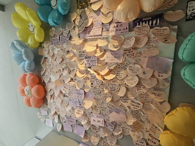 18일 용산구 하이브 인근 카페 내부에 팬들이 BTS(방탄소년단)을 응원하는 메시지를 붙여놓은 모습. /사진=박상혁 기자.