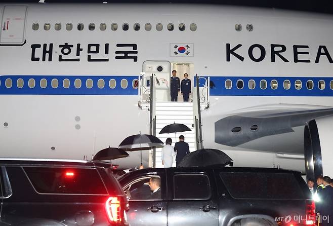 [캘거리=뉴시스] 최진석 기자 = 주요 7개국(G7) 정상회의 참석을 마친 이재명 대통령과 부인 김혜경 여사가 17일(현지 시간) 캐나다 앨버타주 캘거리국제공항에 도착해 공군 1호기에 탑승하고 있다. 2025.06.18. myjs@newsis.com /사진=최진석