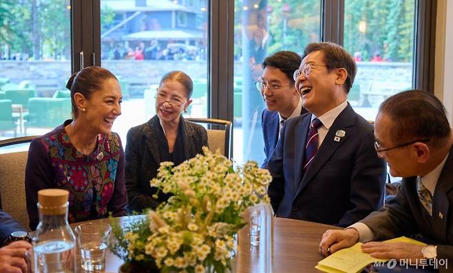 [카나나스키스(캐나다)=뉴시스] 이재명 대통령이 17일(현지 시간) 캐나다 앨버타주 카나나스키스 주요 7개국(G7) 정상회의장에서 클라우디아 셰인바움 파르도 멕시코 대통령과 한-멕시코 정상회담을 하고 있다. (공동취재) 2025.06.18.