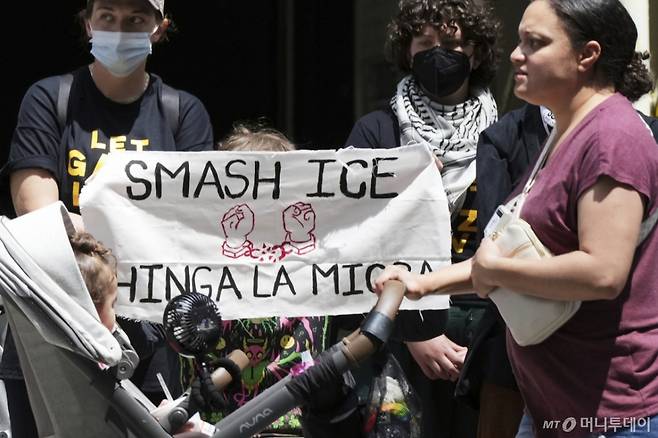 16일(현지 시간) 미 일리노이주 시카고 이민법원 앞에서 시위대가 이민세관단속국(ICE)을 욕하는 내용(Chinga La Migra)이 적힌 손팻말을 들고 모여 있다./AP=뉴시스